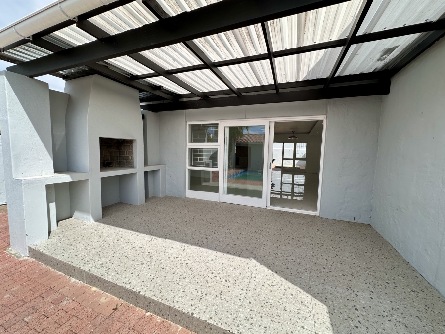 4 Bedroom Property for Sale in Bloubergrant Western Cape